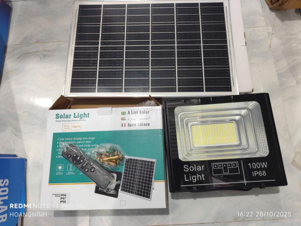 Đèn pha năng lượng mặt trời 100W