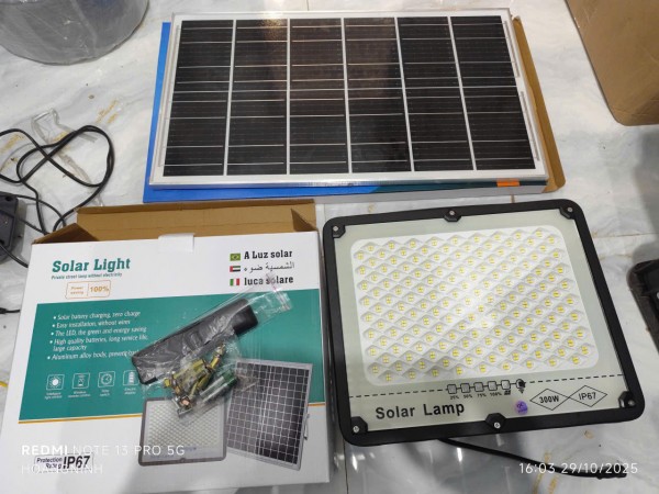 Đèn pha năng lượng mặt trời 300W chống lóa